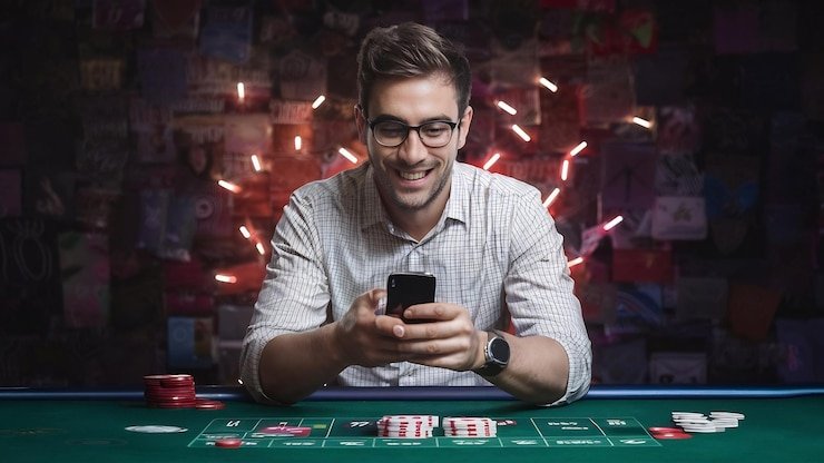Pengguna menggunakan perangkat mobile untuk masuk ke akun hiburan online secara aman